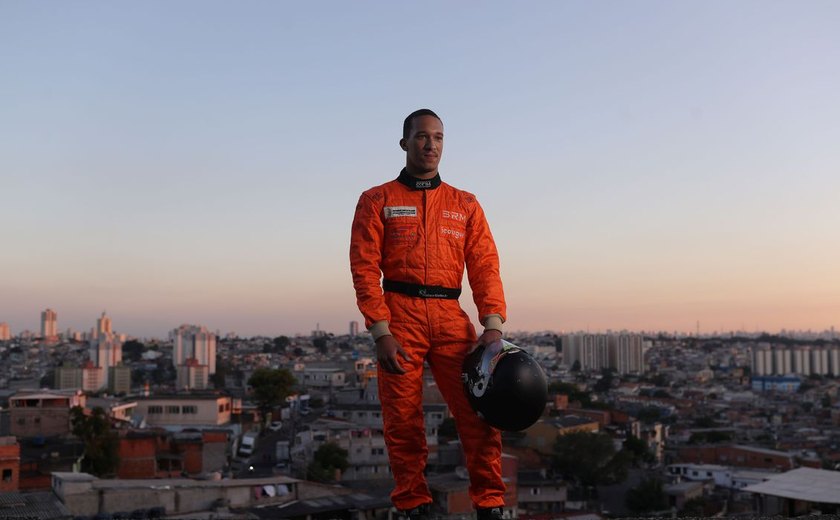 Após sofrer punição, Hamilton supera Verstappen e lidera 1º treino livre em SP