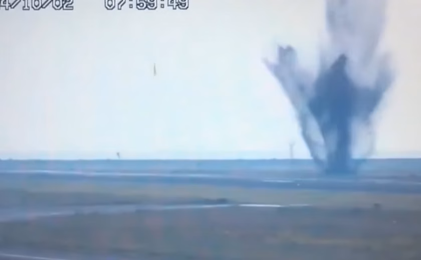 Bomba americana da 2ª Guerra explode em aeroporto japonês e abre cratera na pista