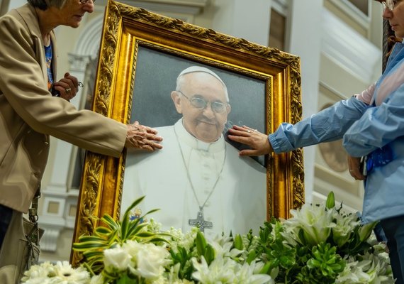 Funeral do Papa Francisco deve reunir líderes mundiais e multidão em Roma no sábado