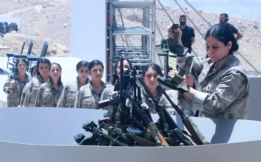 Grupo curdo PKK queima armas e inicia caminho para dissolução