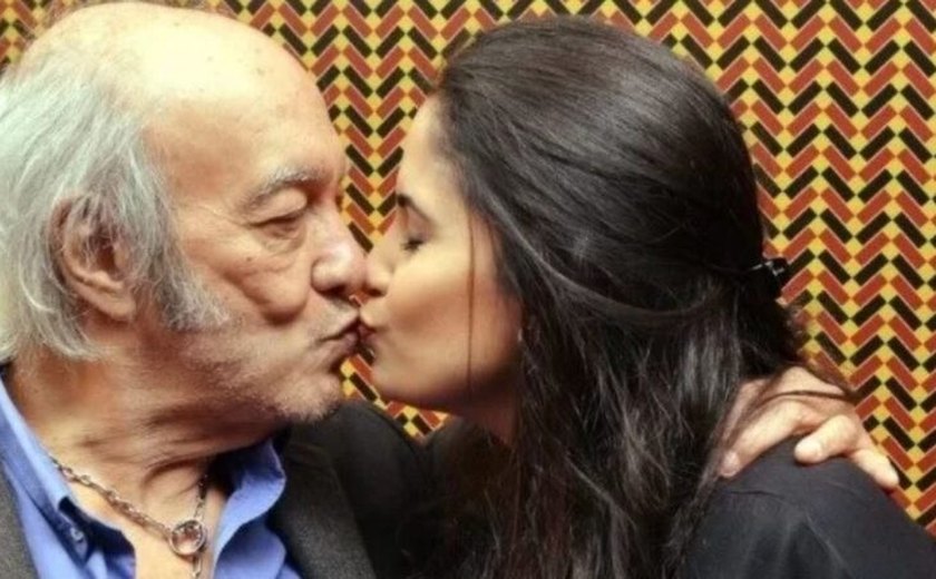 Viúva de Erasmo Carlos, Fernanda Esteves deixa apartamento do casal intacto há um ano: 'A pilha de jornal é a falta dele'