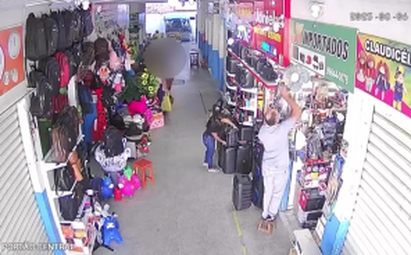 Câmeras registram furto de caixa de som no Shopping Popular de Arapiraca