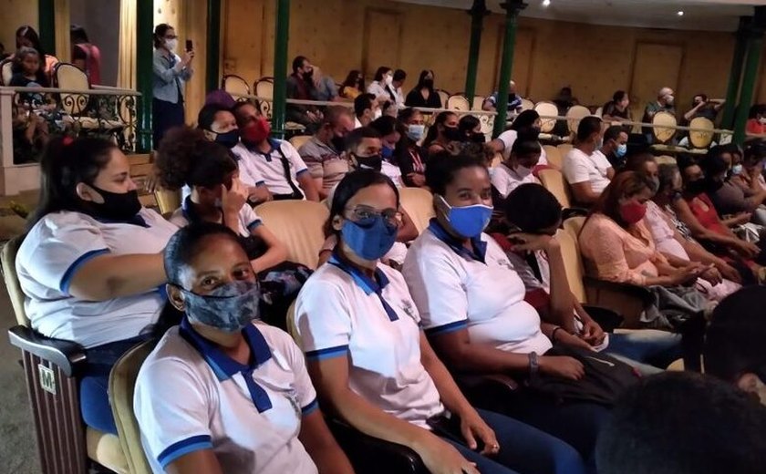 Educação leva estudantes da Educação de Jovens Adultos e Idosos para assistir espetáculo teatral