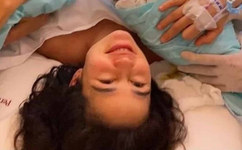 Nanda Costa compartilha relato de parto das gêmeas: ‘faria tudo de novo’