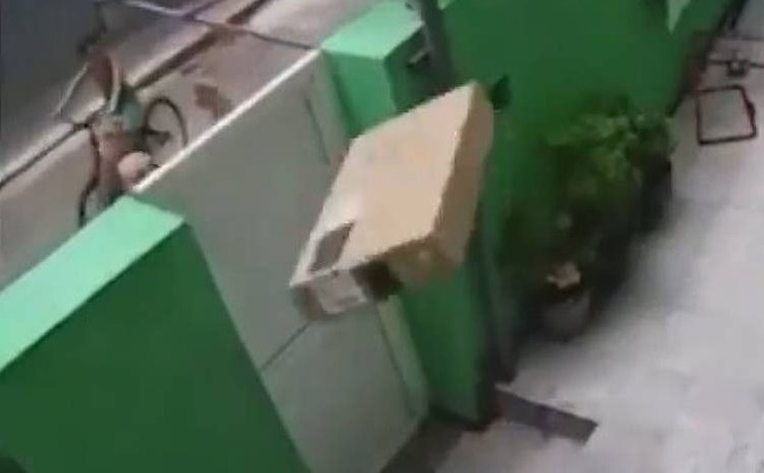 VÍDEO – Entregador arremessa TV pelo muro e quebra encomenda