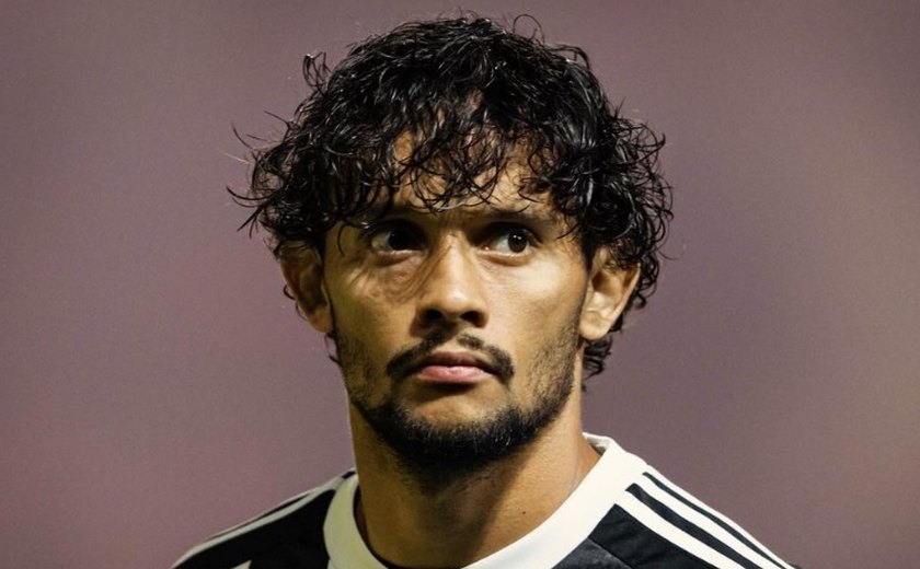 Gustavo Scarpa, do Atlético-MG, ironiza empresa contratada por Textor ao reclamar de pênalti não marcado contra o Botafogo