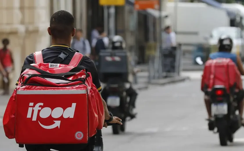 Trabalhador de aplicativo: sem proteção social, mas contra a regulação