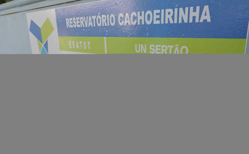 Casal trabalha em reparo de motobomba de estação elevatória sertaneja