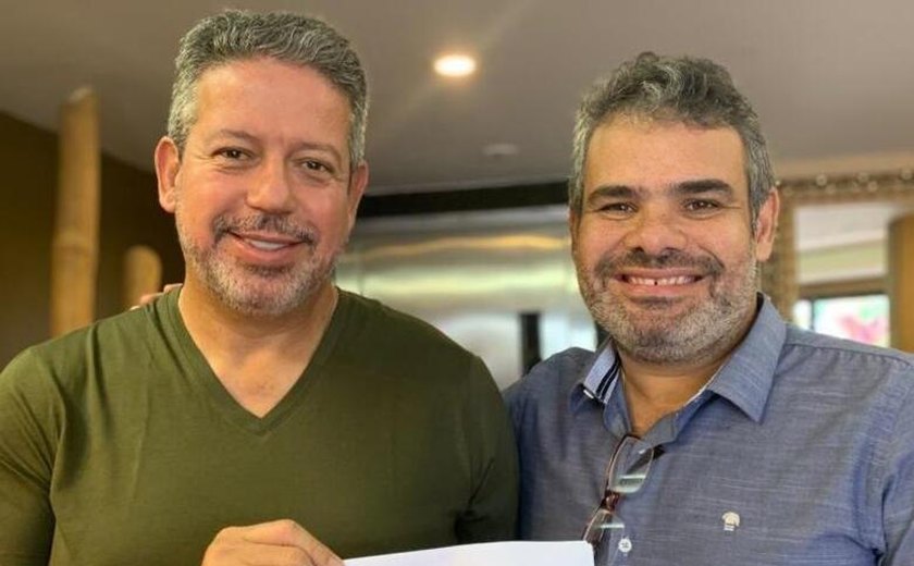 Advogado entrega documento com motivos para derrubada de vetos à lei que altera o Estatuto da Advocacia
