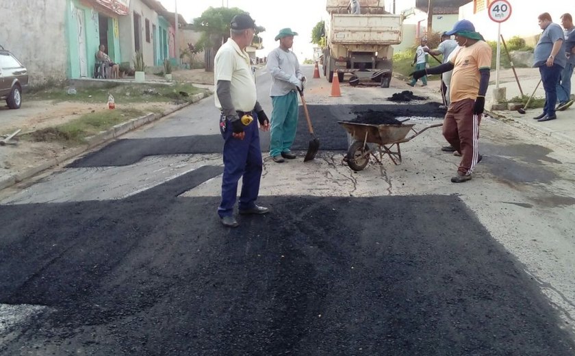 Moradores da Canafístula reconhecem serviços de manutenção de vias em Arapiraca
