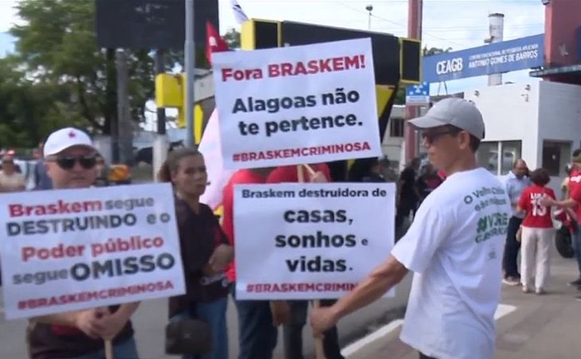 Moradores dos bairros afetados fazem protesto contra a Braskem e bloqueiam a Fernandes Lima
