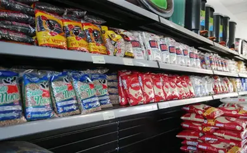 Supermercados racionam venda de arroz, feijão, leite e óleo de soja por causa de enchente no RS