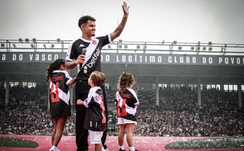 Com a família, Philippe Coutinho se emociona no retorno a São Januário: 'Festa maravilhosa'