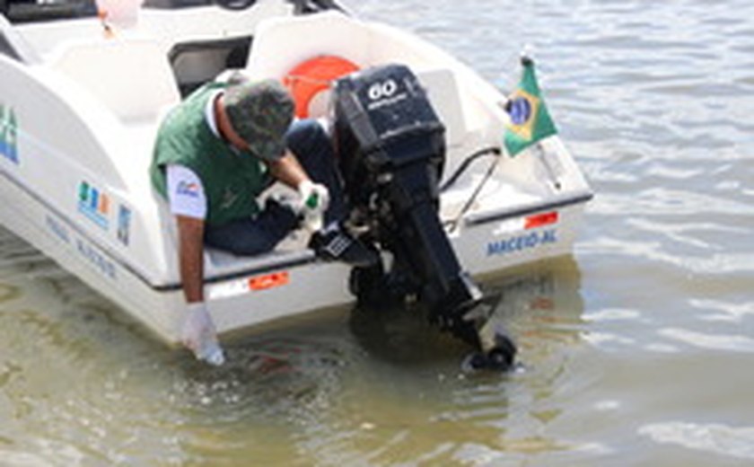 IMA coleta amostras de água na laguna Manguaba