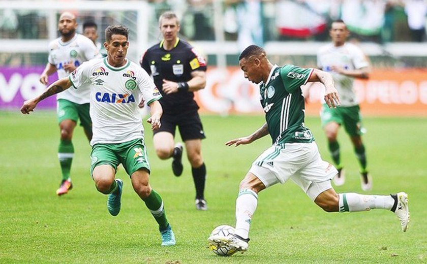 Palmeiras derrota Chapecoense fora e mantém liderança do Brasileirão