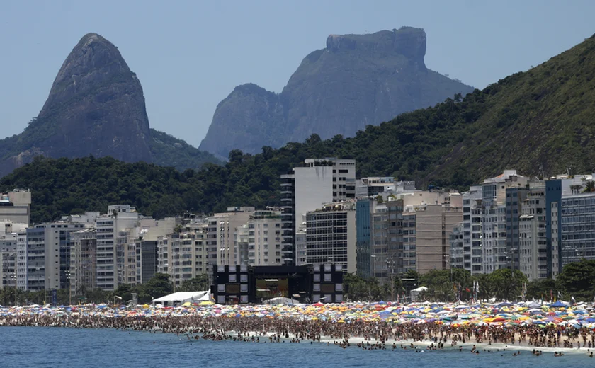 Final da Libertadores: argentinos começam a torcida pelo Boca Juniors na praia de Copacabana; vídeo
