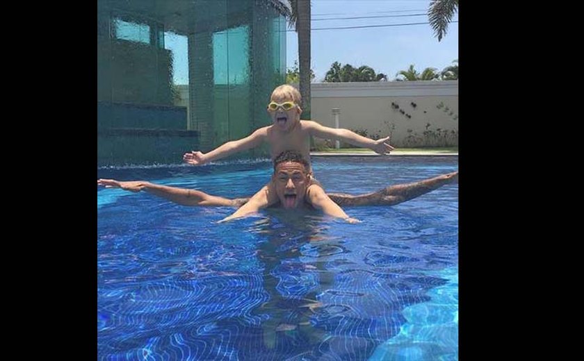 Neymar curte piscina com o filho em mansão no Guarujá