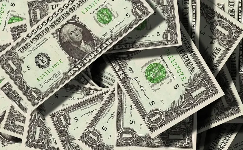 Dólar fecha em leve alta com expectativa por relatório de emprego nos EUA