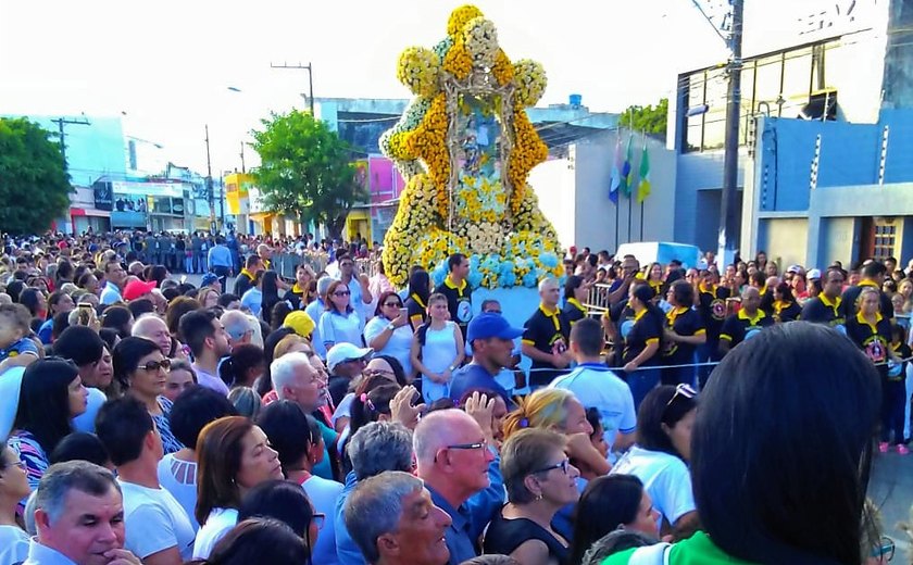 Multidão de devotos participa do encerramento da festa da padroeira