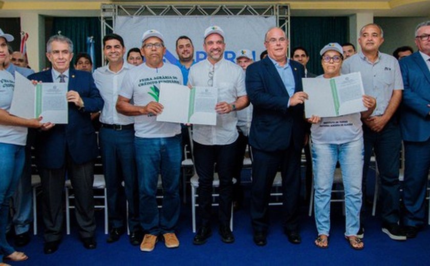 Governador entrega 95 títulos de propriedade a famílias assentadas em Pão de Açúcar e São José da Tapera