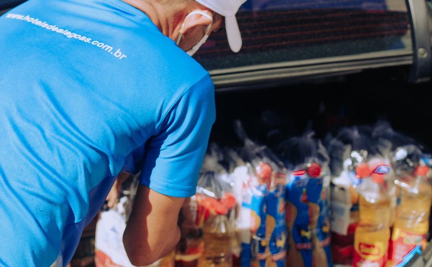 Equatorial ajuda trabalhadores da rede hoteleira com cestas de alimentos e kits de limpeza