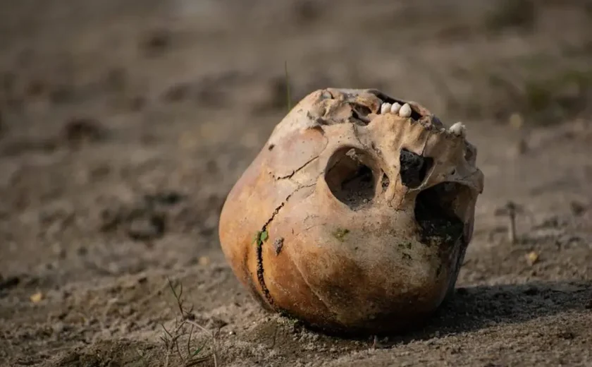 Suspeito é preso em Uganda após a descoberta de 17 crânios humanos