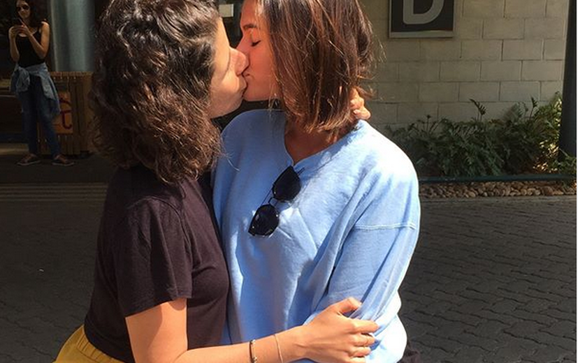 Bruna e Flora Diegues protestam contra &#8216;cura gay&#8217; com beijo