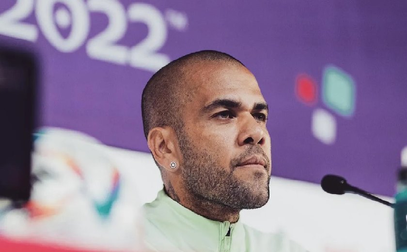 Ex-mulher de Daniel Alves diz que ‘colocaria mão e corpo no fogo’ por jogador