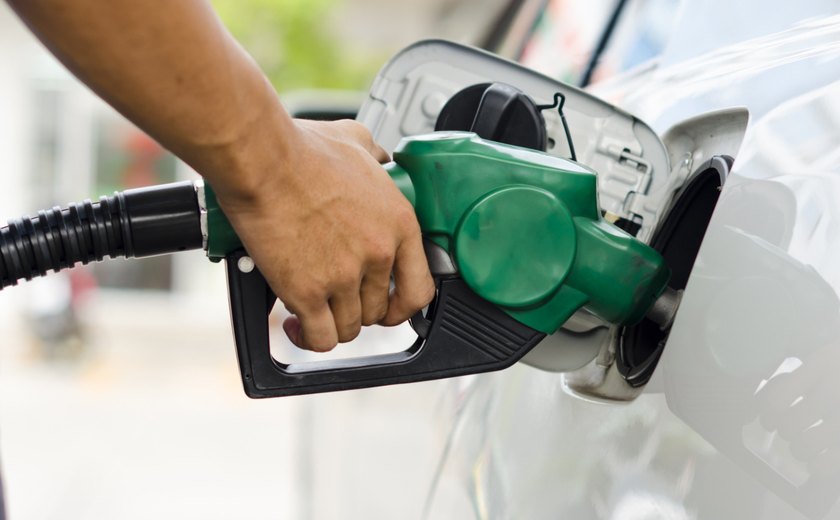 Preço médio da gasolina nas refinarias é mantido em R$ 2,2069 nesta quinta-feira
