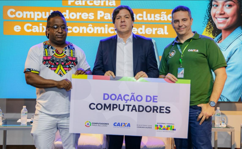 Ministério das Comunicações entrega computadores a quilombolas na Bahia e celebra 100 mil equipamentos recebidos da Caixa