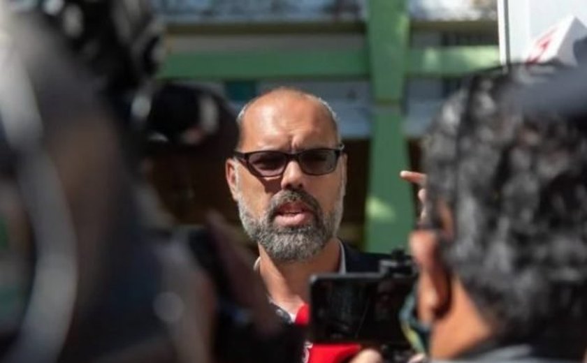 Alexandre de Moraes cancela passaporte de Allan dos Santos