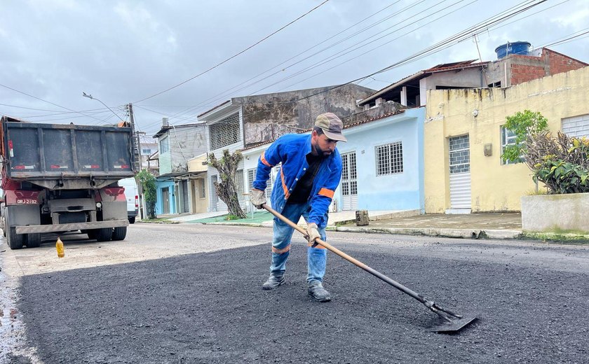 Operação Tapa-buraco recupera mais de mil ruas no primeiro semestre de 2025
