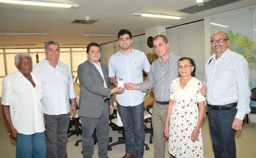 Canapi é o primeiro município em Alagoas a receber os cartões dos Idosos