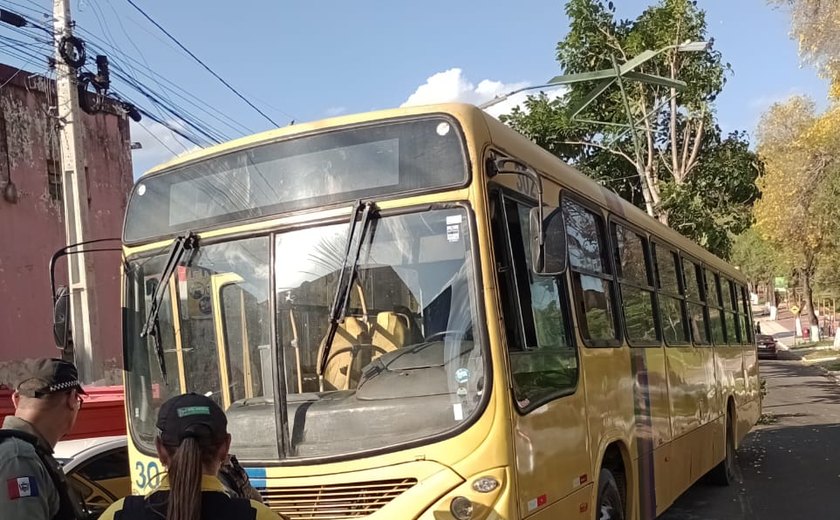 Ônibus escolar se envolve em acidente em Palmeira dos Índios