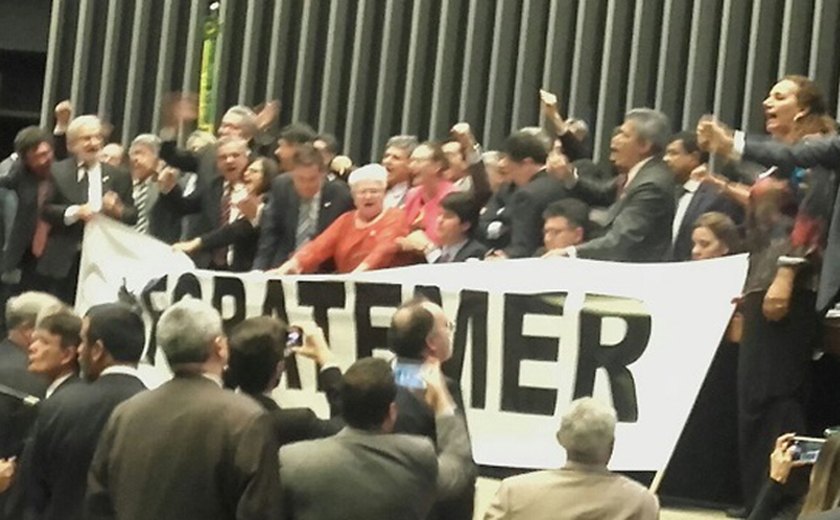 Deputados da oposição interrompem votação com gritos de &#8220;Fora Temer&#8221;