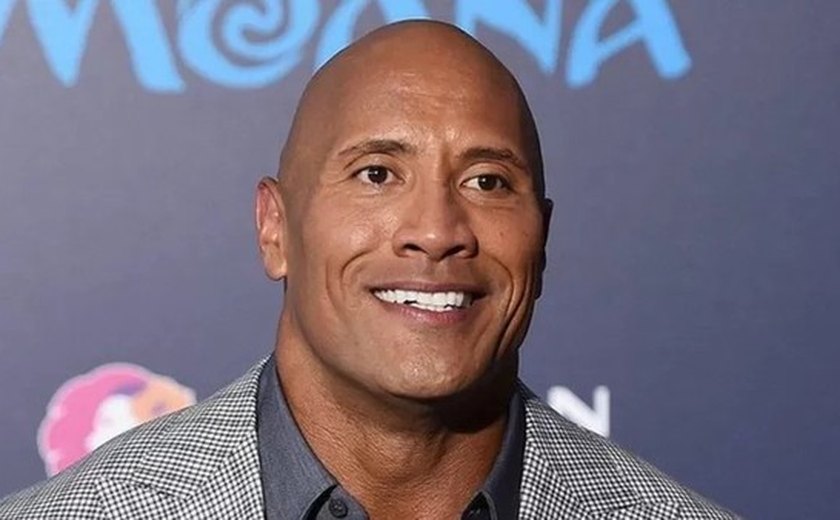 Museu francês ajusta cor de pele de estátua de cera de Dwayne Johnson após reclamações do ator