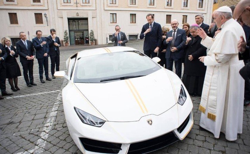 Papa ganha Lamborghini exclusiva de presente