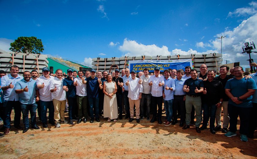Ao lado do ministro Renan Filho e do prefeito Luciano Barbosa, governador lança o VLT de Arapiraca
