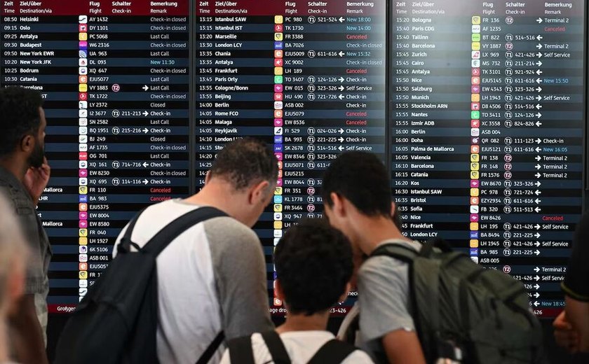 Apagão cibernético global causa atrasos em voos; check-in da Azul é afetado
