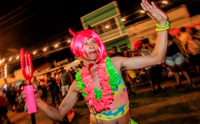 Foliões lotam polos de carnaval em Maceió