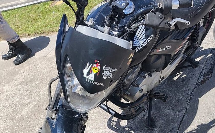 Moto roubada é recuperada após dupla ser detida no bairro de Jatiúca