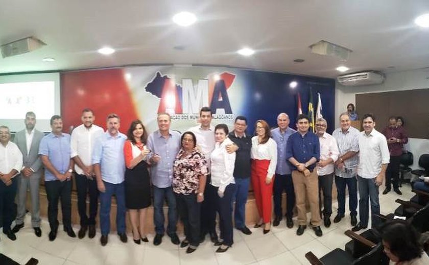 Senador Renan entrega novos kits para conselhos tutelares de seis municípios alagoanos