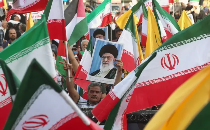 Irã 'esmagou' Israel e deu 'tapa na cara dos EUA', diz Khamenei