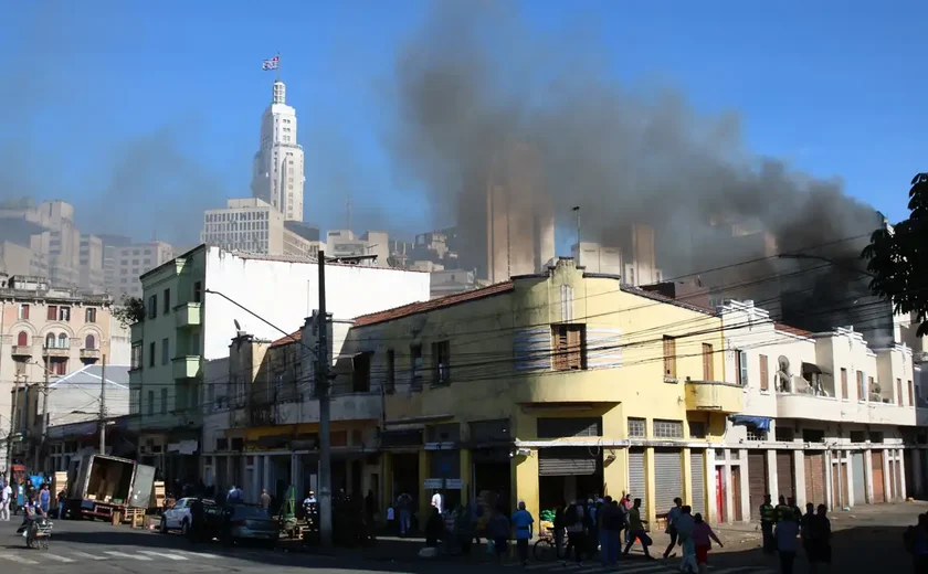 Incêndio em fábrica de amendoim em SP já dura mais de 36 horas