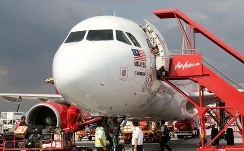 AirAsia: encontrados cinco corpos em assentos, com cintos de segurança