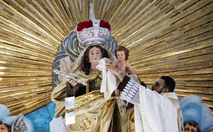 Devotos celebram padroeira de Recife