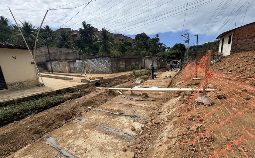 Moradores da Grota do Ipanema, no Feitosa, celebram avanço das obras de drenagem