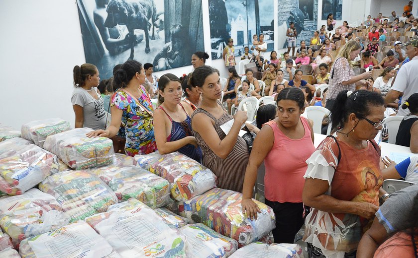Prefeitura entrega cestas de alimentos para gestantes e nutrizes, em Palmeira