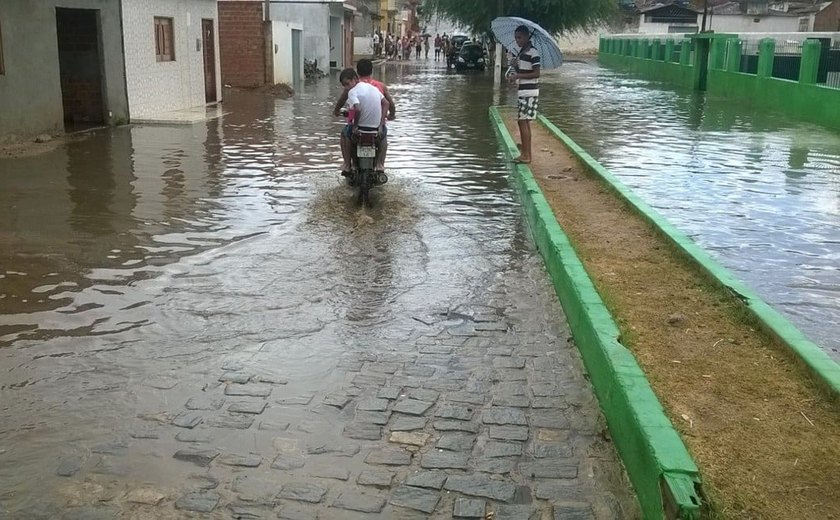 Após 24 horas de chuva atingir 69% do previsto para maio, Defesa Civil entra em alerta máximo