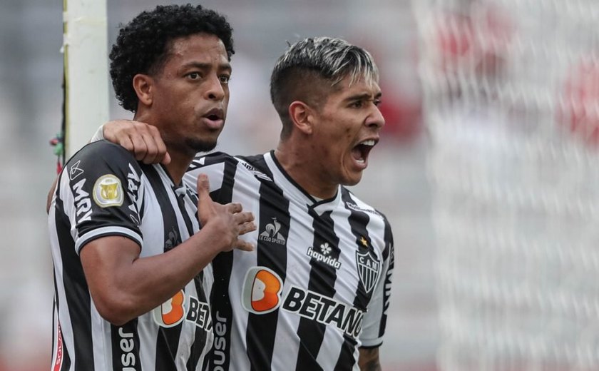 Atlético-MG bate Athletico-PR em jogo burocrático e se isola na liderança